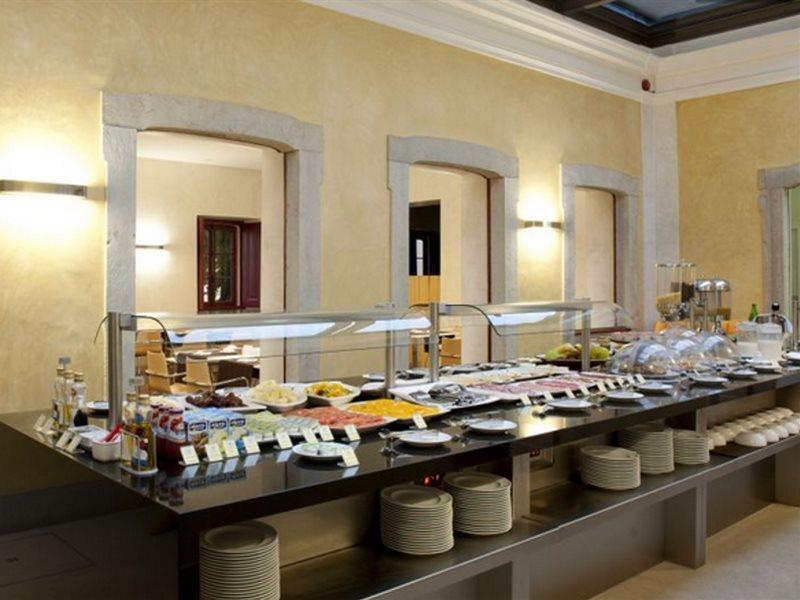 Pousada Palacio De Estoi - Small Luxury Hotels Of The World Exterior photo A buffet at a hotel