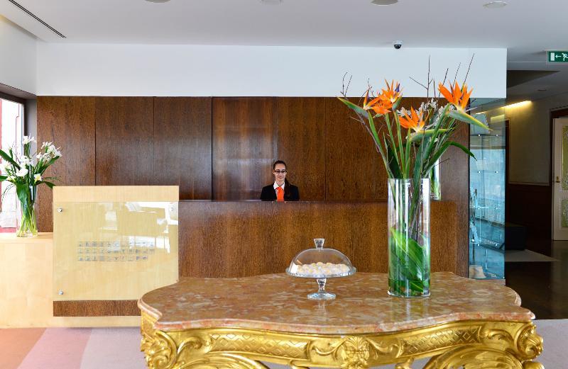 Pousada Palacio De Estoi - Small Luxury Hotels Of The World Exterior photo A hotel receptionist at the front desk